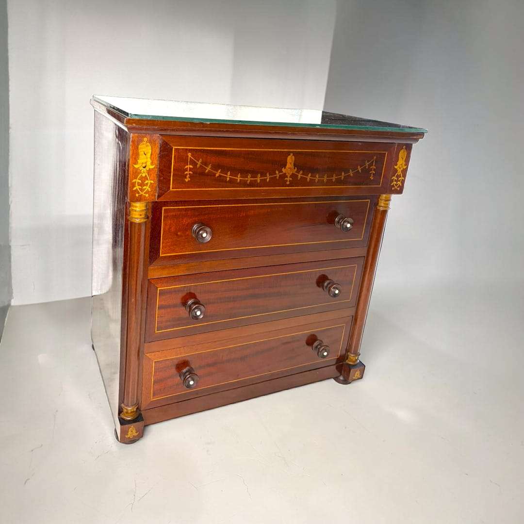 Lo que convierte esta pieza en algo especial es la riqueza de sus acabados y la armonía de su diseño. 