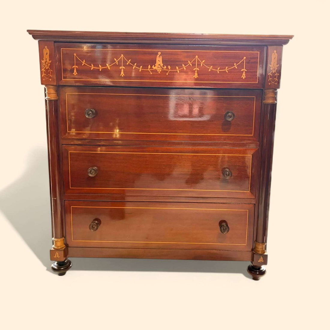 Esta Cómoda ofrece una presencia muy versátil dentro del hogar. 