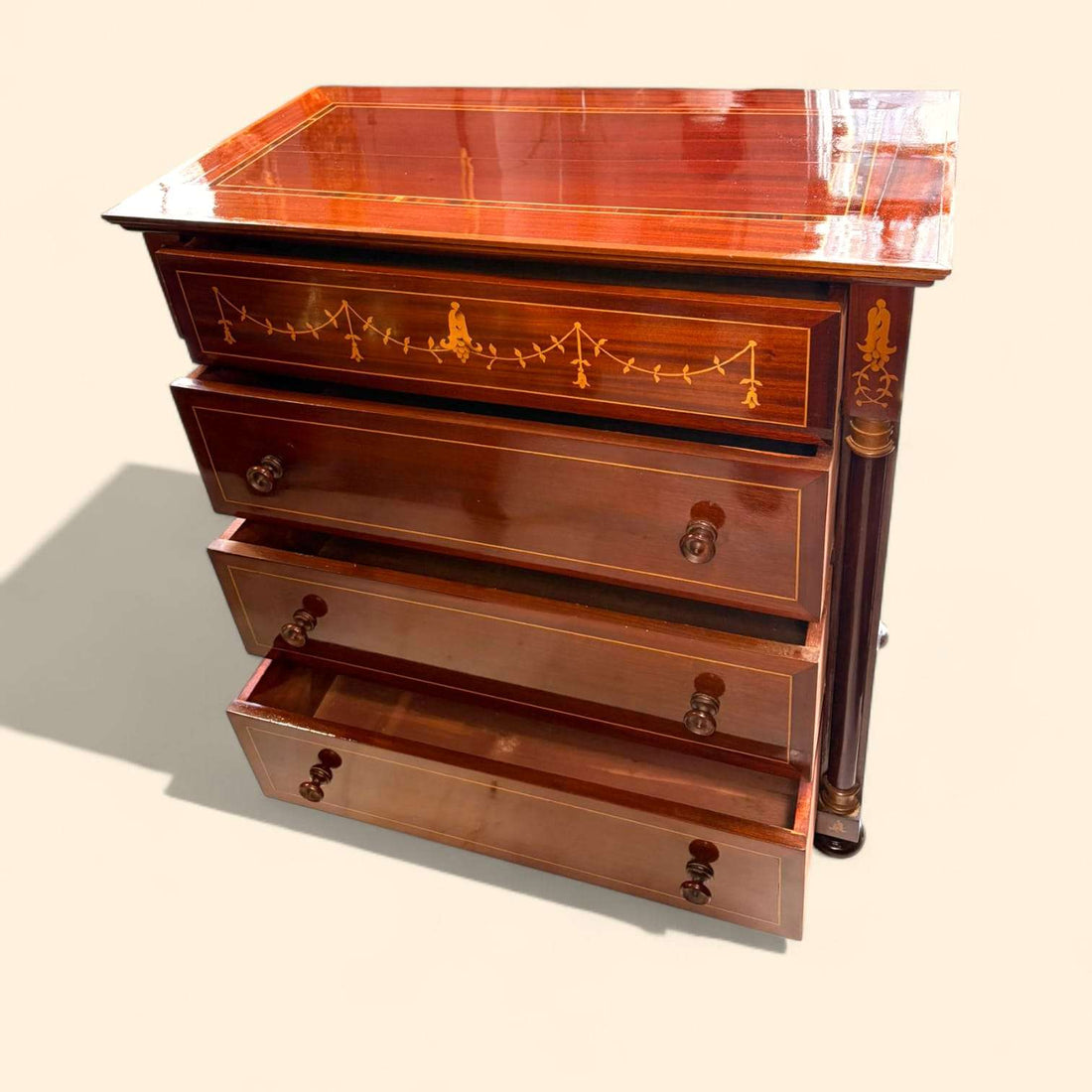 Esta Cómoda ofrece una presencia muy versátil dentro del hogar. 