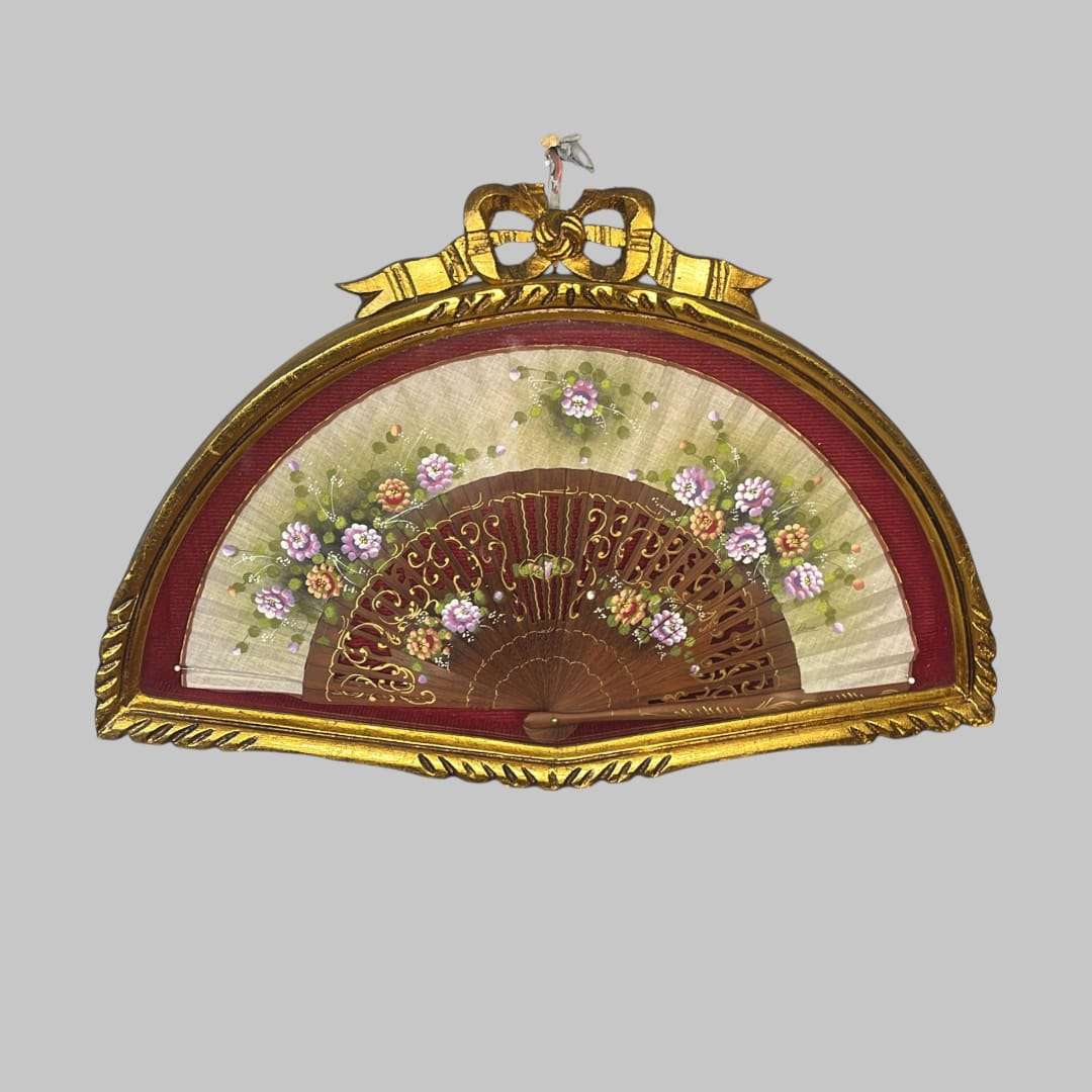 Abaniquera antigua dorada con abanico decorativo interior