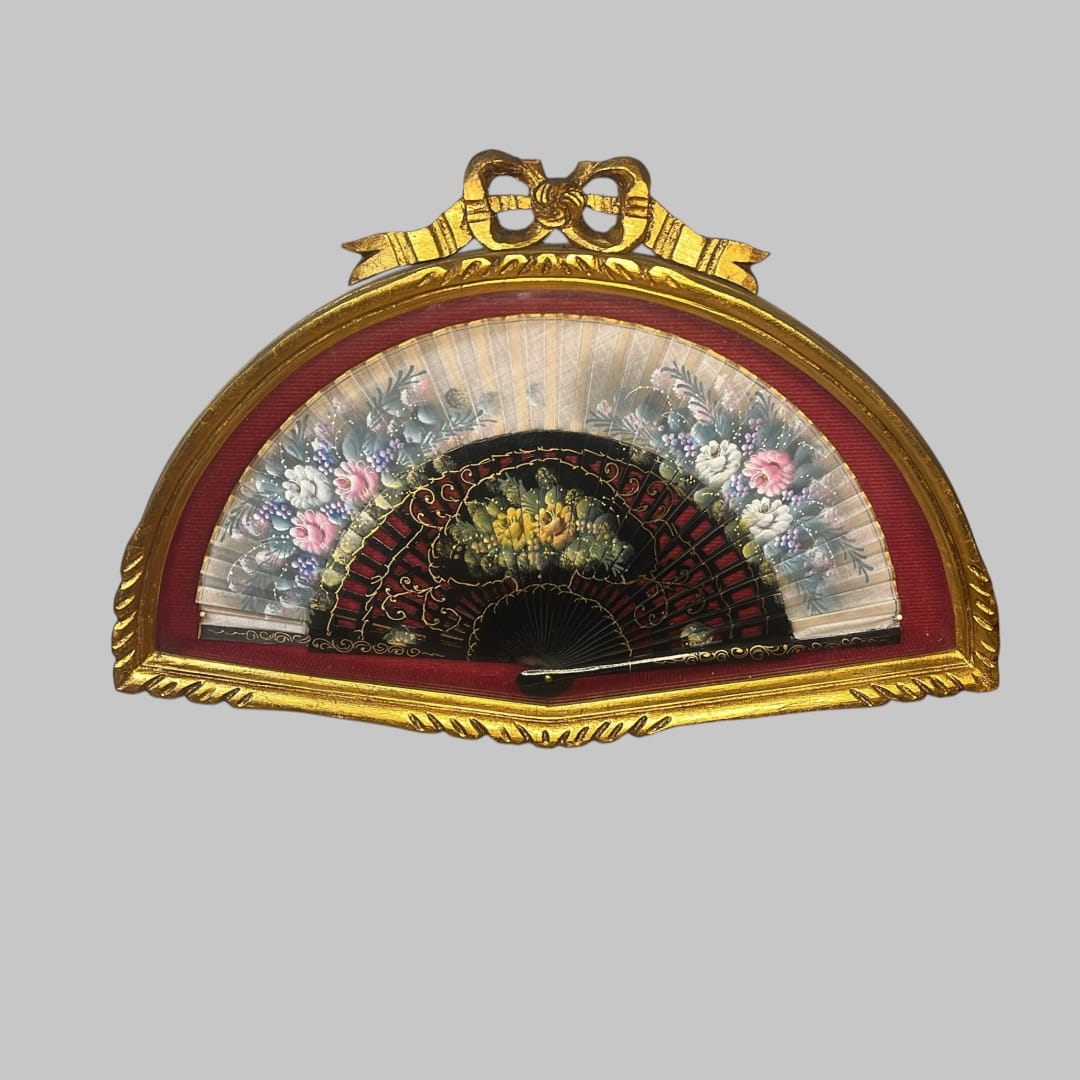 Además de su valor decorativo, esta&nbsp;Abaniquera es ideal para crear composiciones murales elegantes, decorar espacios clásicos o añadir un toque vintage muy buscado en interiorismo actual. 