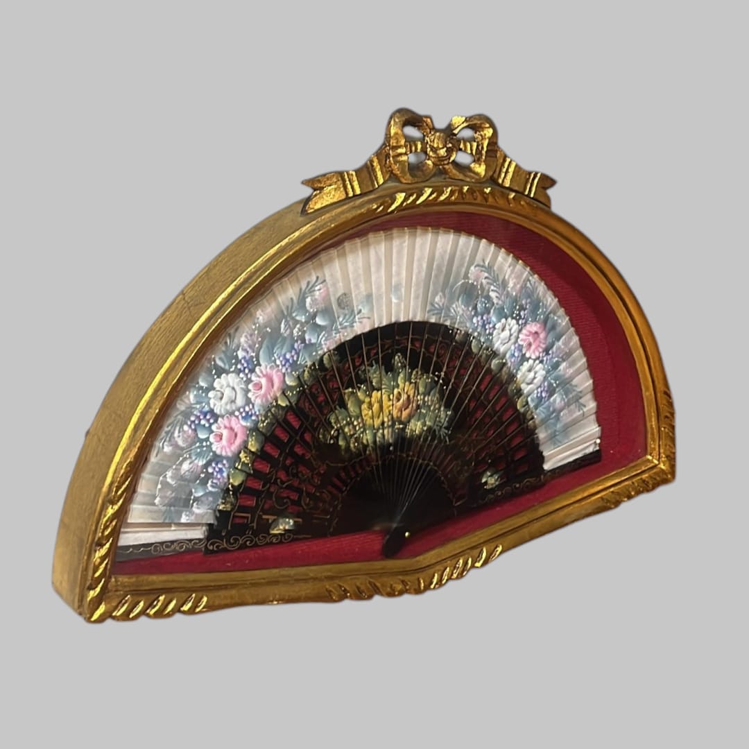 Además de su valor decorativo, esta&nbsp;Abaniquera es ideal para crear composiciones murales elegantes, decorar espacios clásicos o añadir un toque vintage muy buscado en interiorismo actual. 