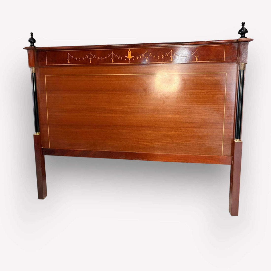 Este Cabecero antiguo de caoba es una pieza de gran presencia estética, pensada para realzar el dormitorio con una elegancia clásica y refinada. 