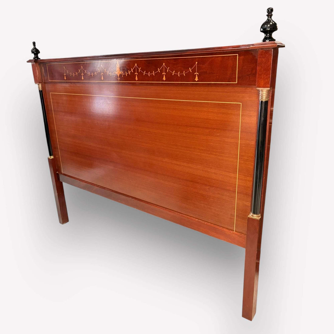 Este Cabecero antiguo de caoba es una pieza de gran presencia estética, pensada para realzar el dormitorio con una elegancia clásica y refinada. 