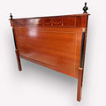 Su función original es enmarcar y proteger visualmente la cama, aportando nobleza al conjunto del descanso, pero hoy también destaca como elemento decorativo de gran valor, ideal para interiores con personalidad, casas señoriales, dormitorios clásicos o proyectos de decoración con gusto por la antigüedad.