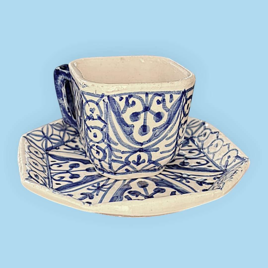 Cada pieza muestra trazos visibles, cenefas, motivos vegetales y composiciones geométricas que aportan singularidad. 