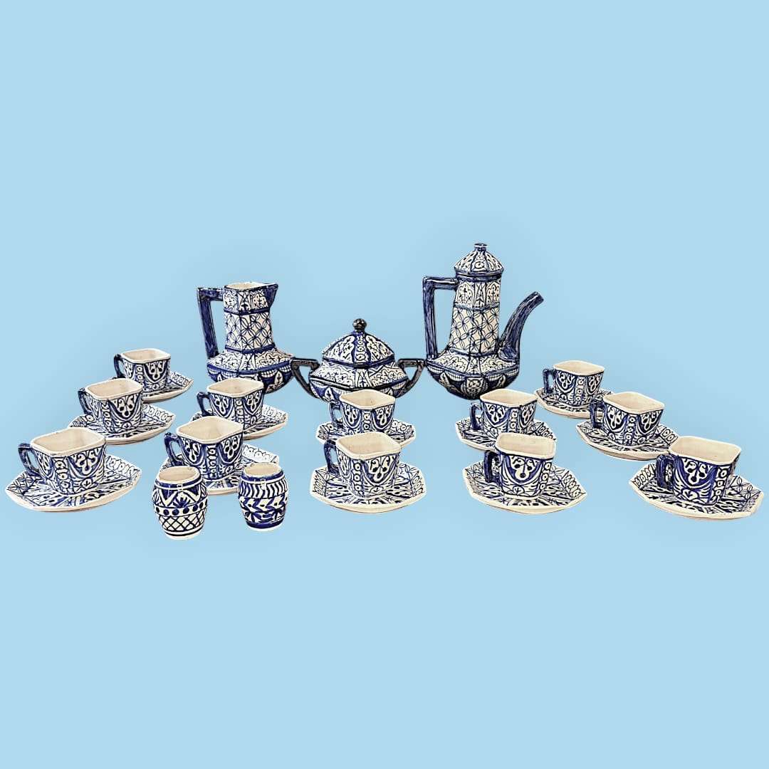 Cada pieza muestra trazos visibles, cenefas, motivos vegetales y composiciones geométricas que aportan singularidad. 