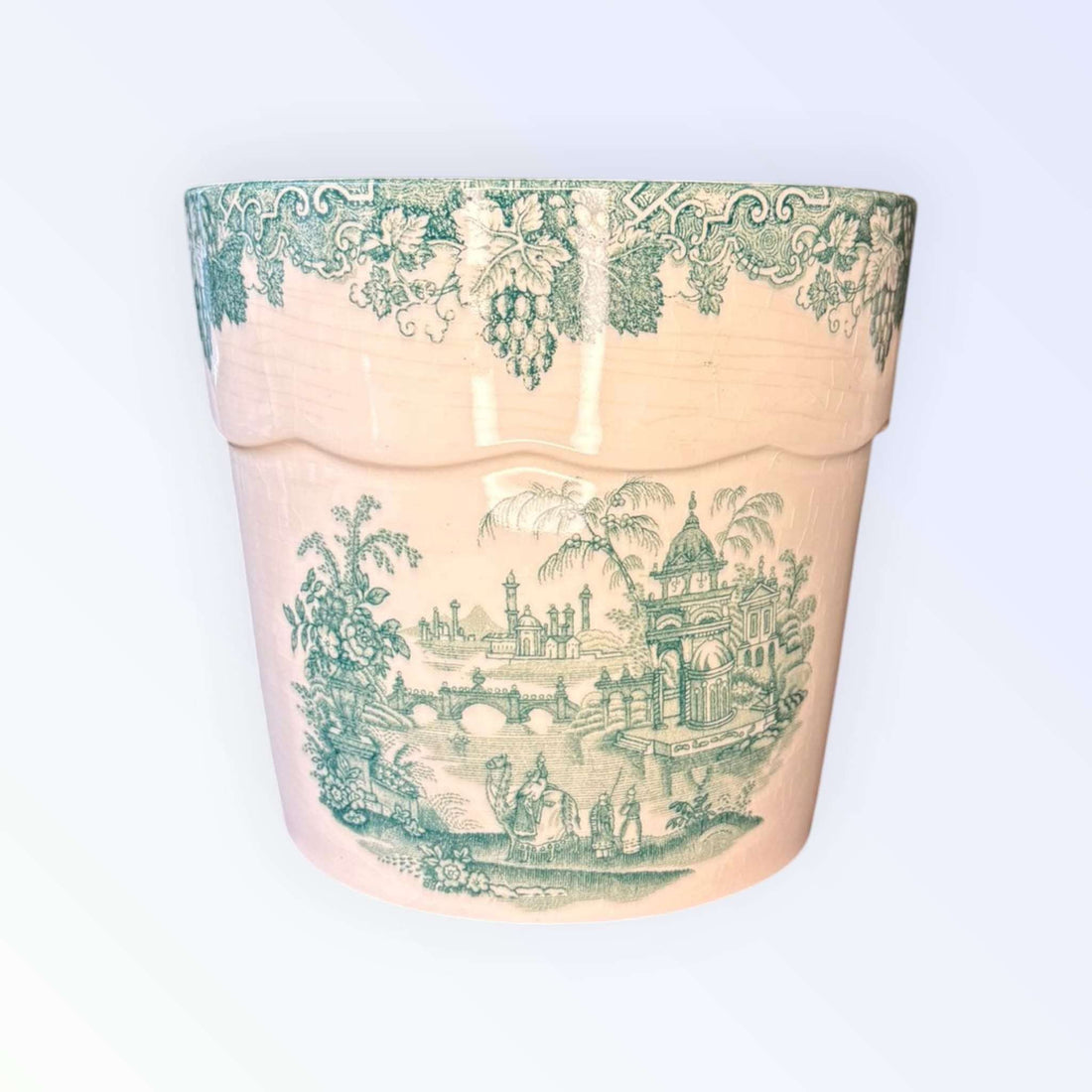 Con unas medidas de 18 x 18 x H16 cm, este Tarro presenta una forma sólida y equilibrada, con líneas suaves y proporciones armoniosas