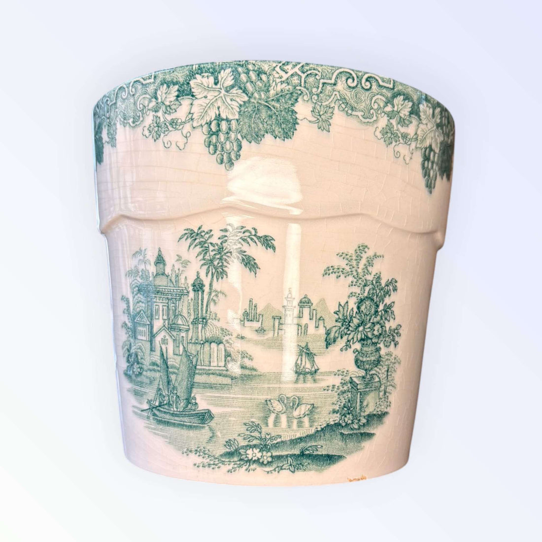 Con unas medidas de 18 x 18 x H16 cm, este Tarro presenta una forma sólida y equilibrada, con líneas suaves y proporciones armoniosas