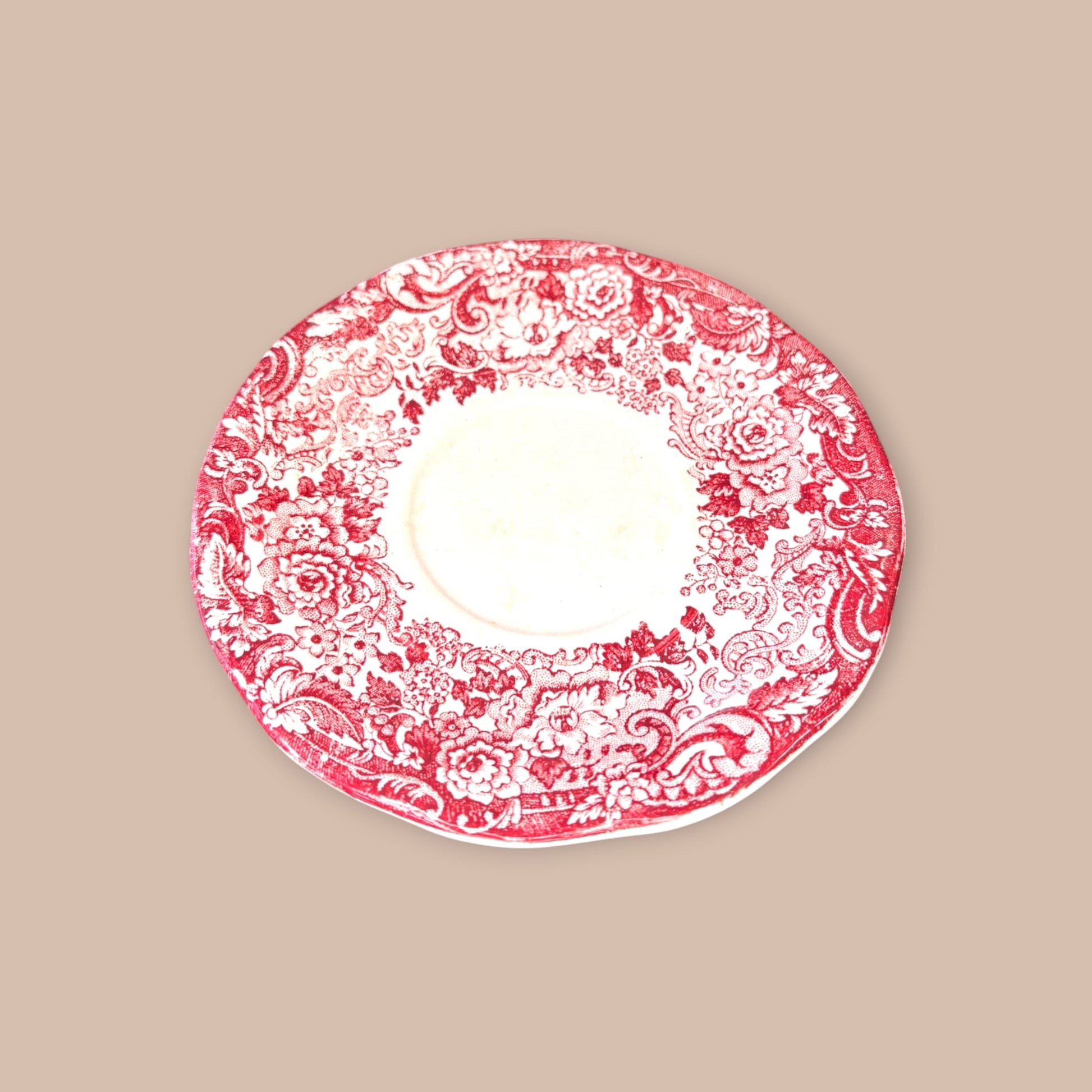 Los Platos fueron concebidos originalmente como parte de servicios de café o té, funcionando como base para taza. 