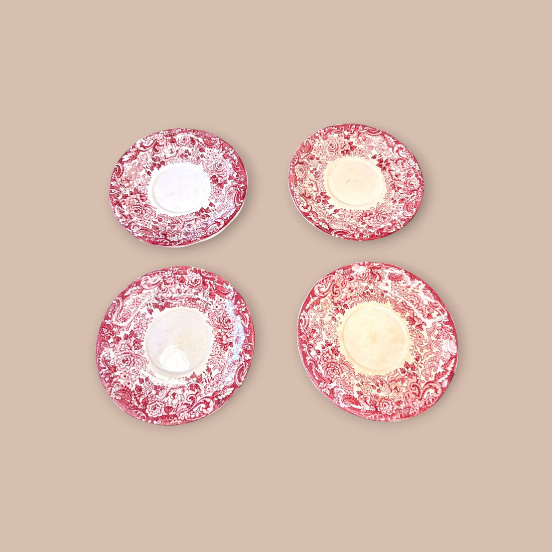 Este lote de Platos antiguos de La Cartuja de Sevilla representa una combinación perfecta entre tradición, elegancia y valor decorativo.