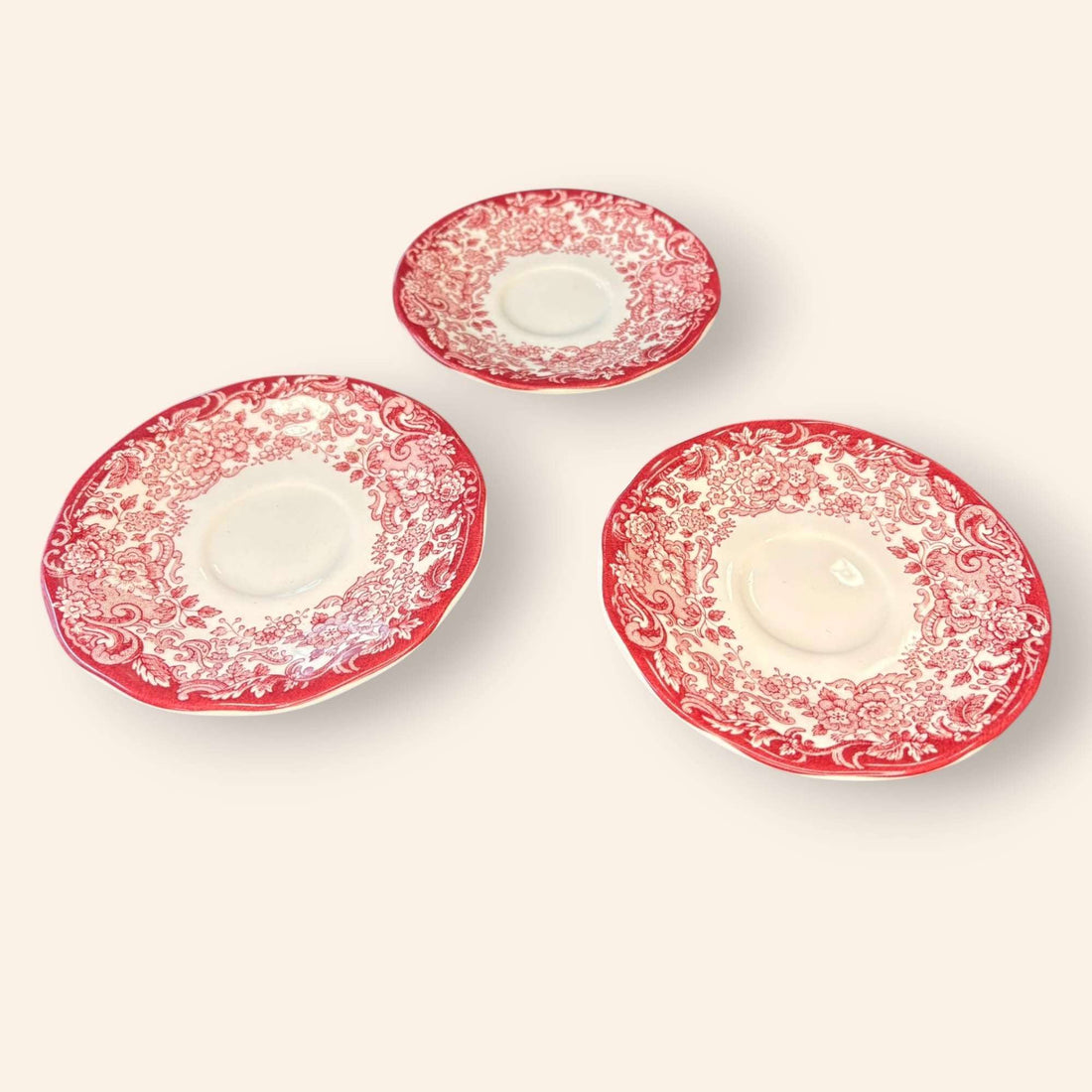 Con medidas de 13 x 13 x H1,5 cm, estos Platos ofrecen un tamaño equilibrado que permite integrarlos fácilmente en cualquier ambiente decorativo. 