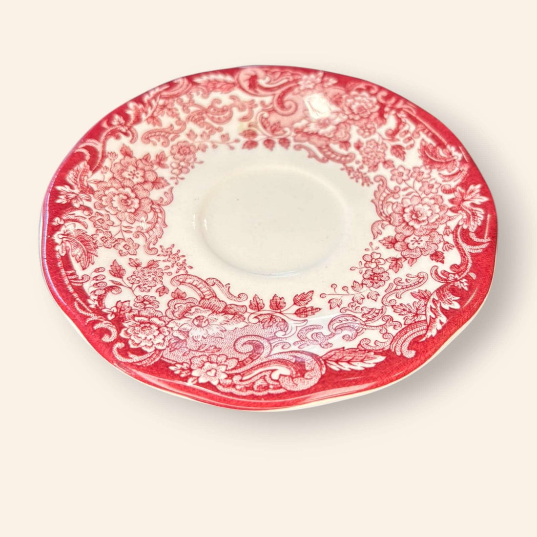 Con medidas de 13 x 13 x H1,5 cm, estos Platos ofrecen un tamaño equilibrado que permite integrarlos fácilmente en cualquier ambiente decorativo. 