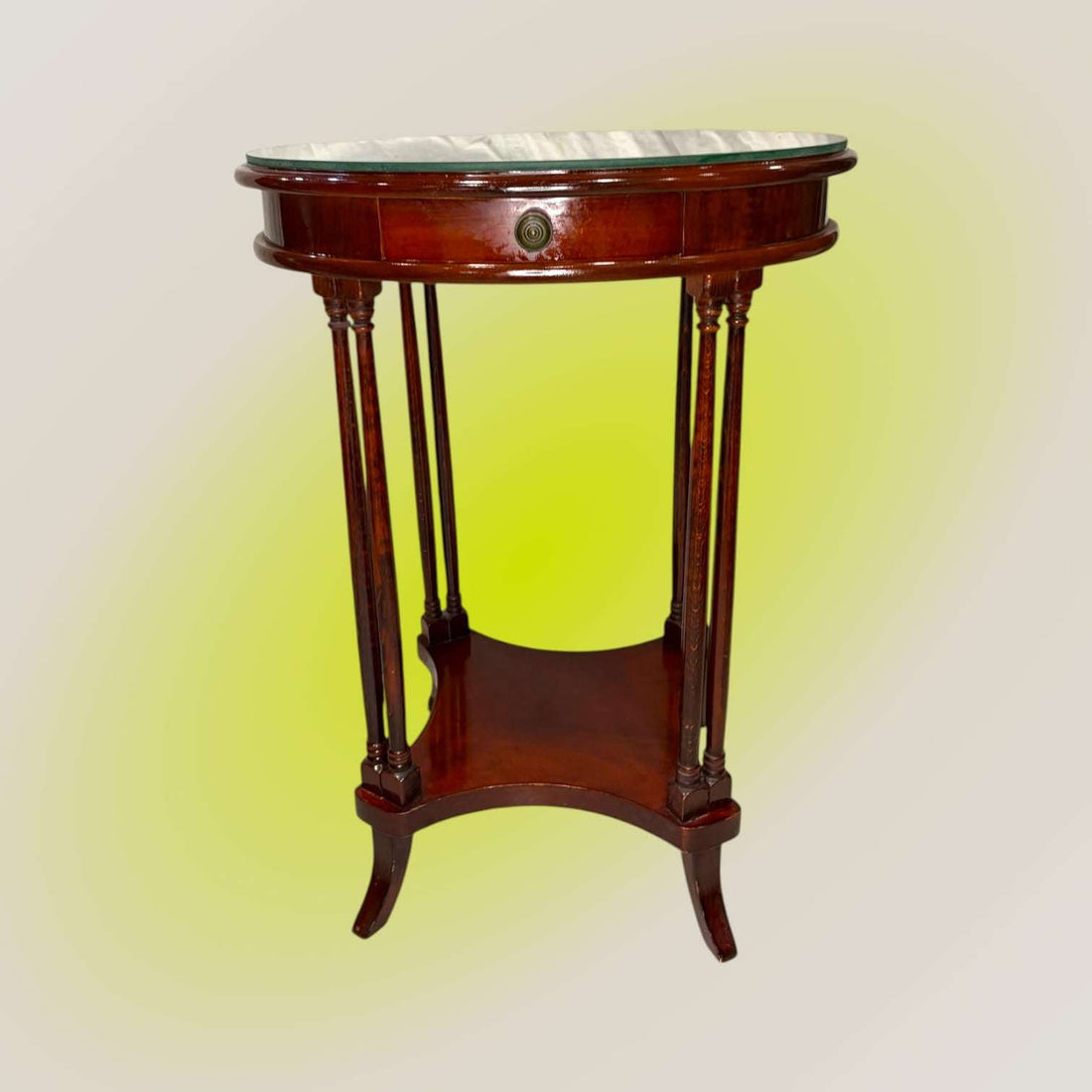 La estructura se eleva sobre cuatro patas finas y estilizadas, acompañadas por soportes verticales secundarios que aportan ritmo visual y elegancia.
