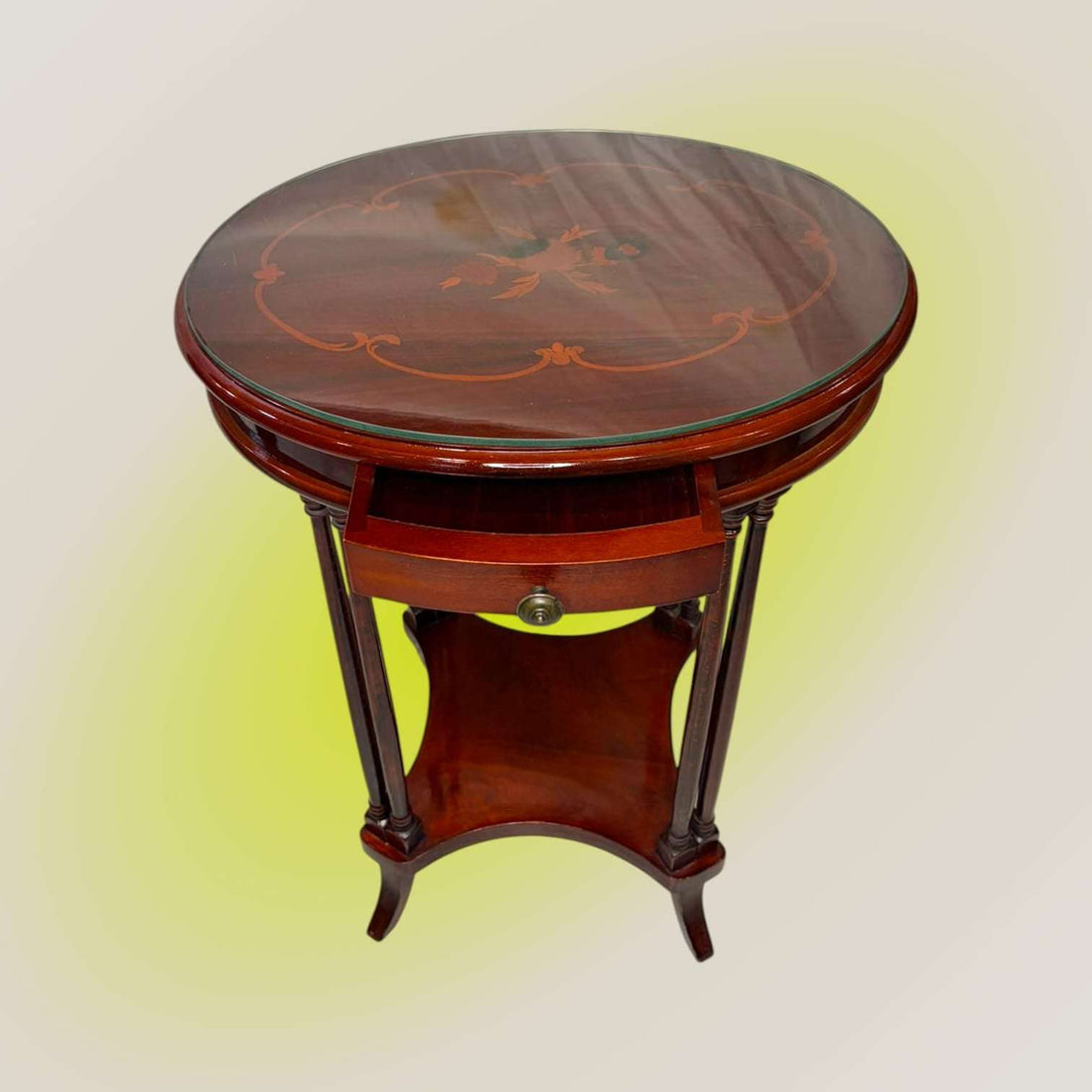 La estructura se eleva sobre cuatro patas finas y estilizadas, acompañadas por soportes verticales secundarios que aportan ritmo visual y elegancia.
