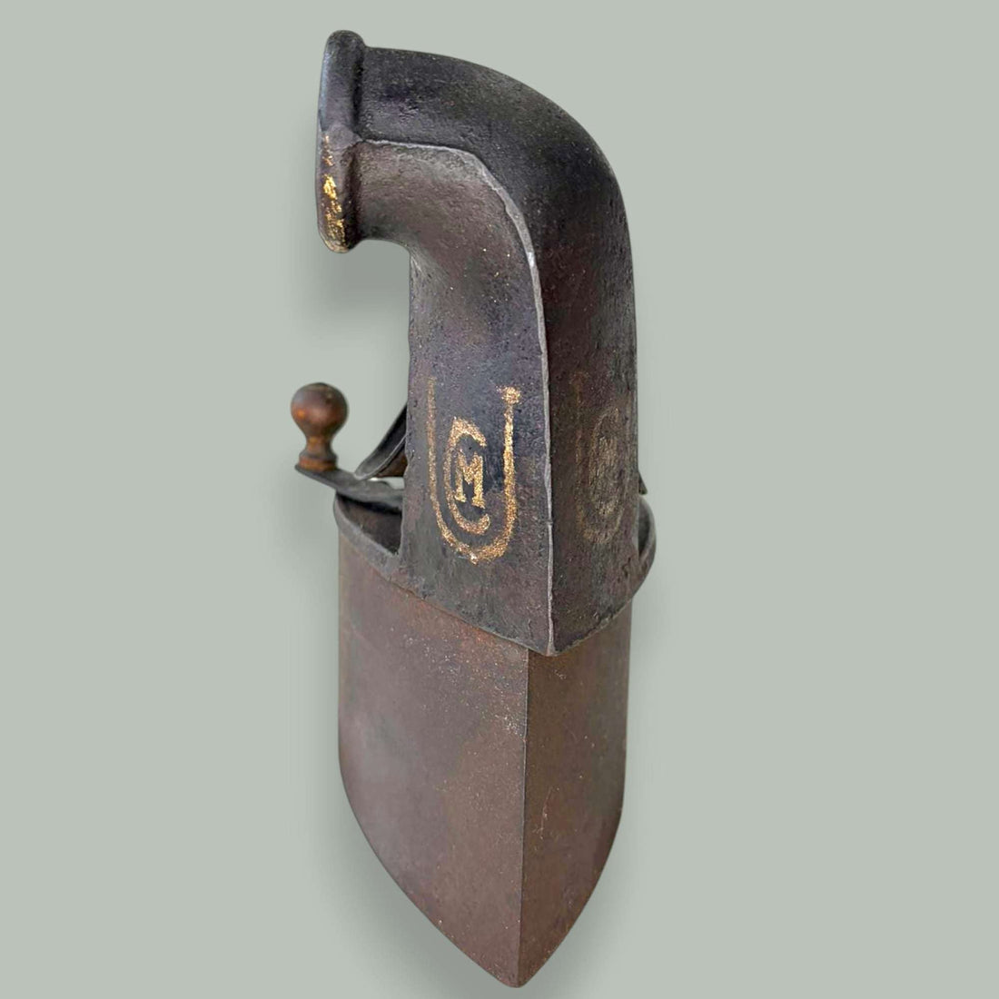 Con unas medidas de 18,5 x 10 x H20,5 cm, esta Plancha destaca por su diseño poco común: incorpora una chimenea frontal desplazada hacia el lateral, un detalle técnico raro que permitía optimizar la ventilación del calor y mejorar su rendimiento en uso. 