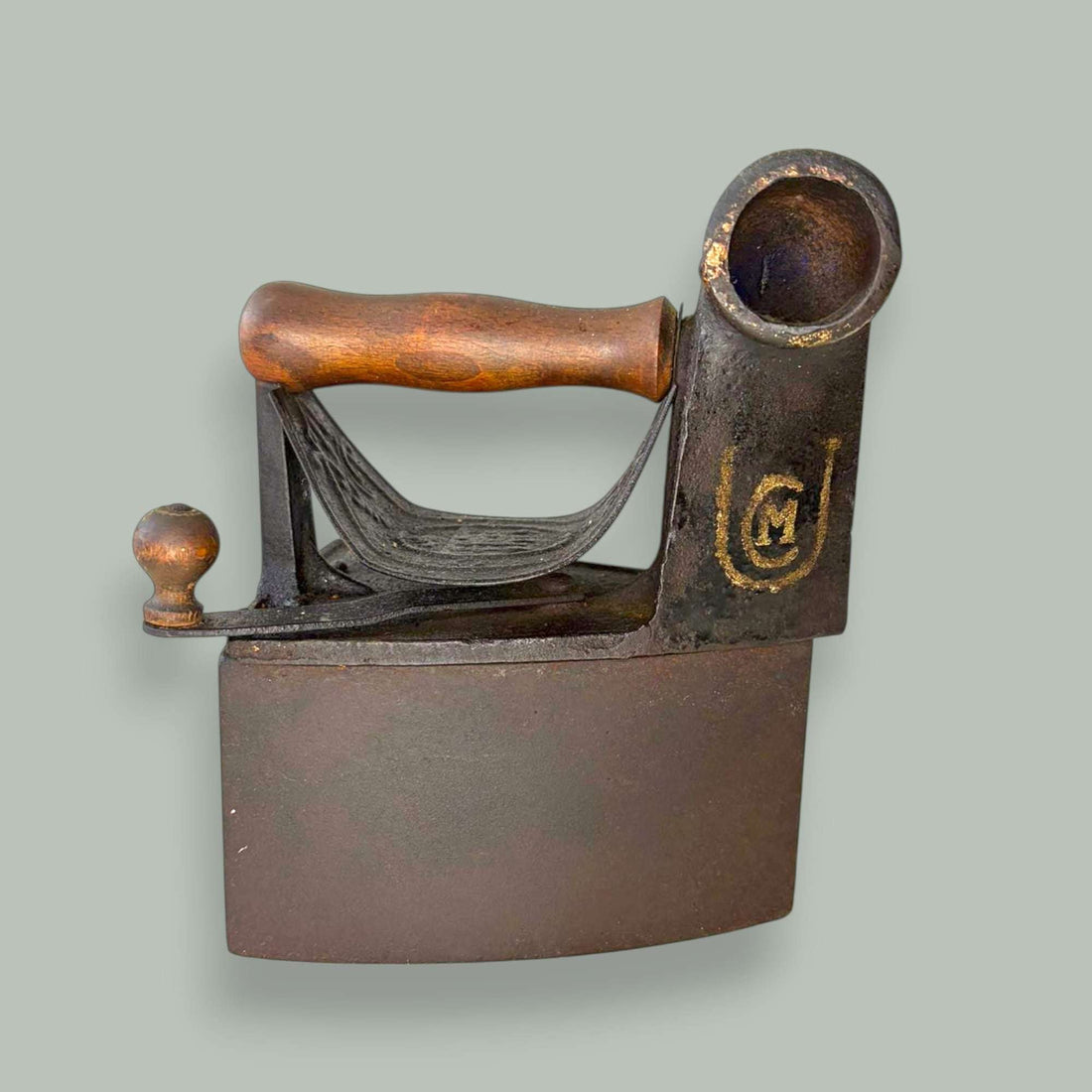 Con unas medidas de 18,5 x 10 x H20,5 cm, esta Plancha destaca por su diseño poco común: incorpora una chimenea frontal desplazada hacia el lateral, un detalle técnico raro que permitía optimizar la ventilación del calor y mejorar su rendimiento en uso. 