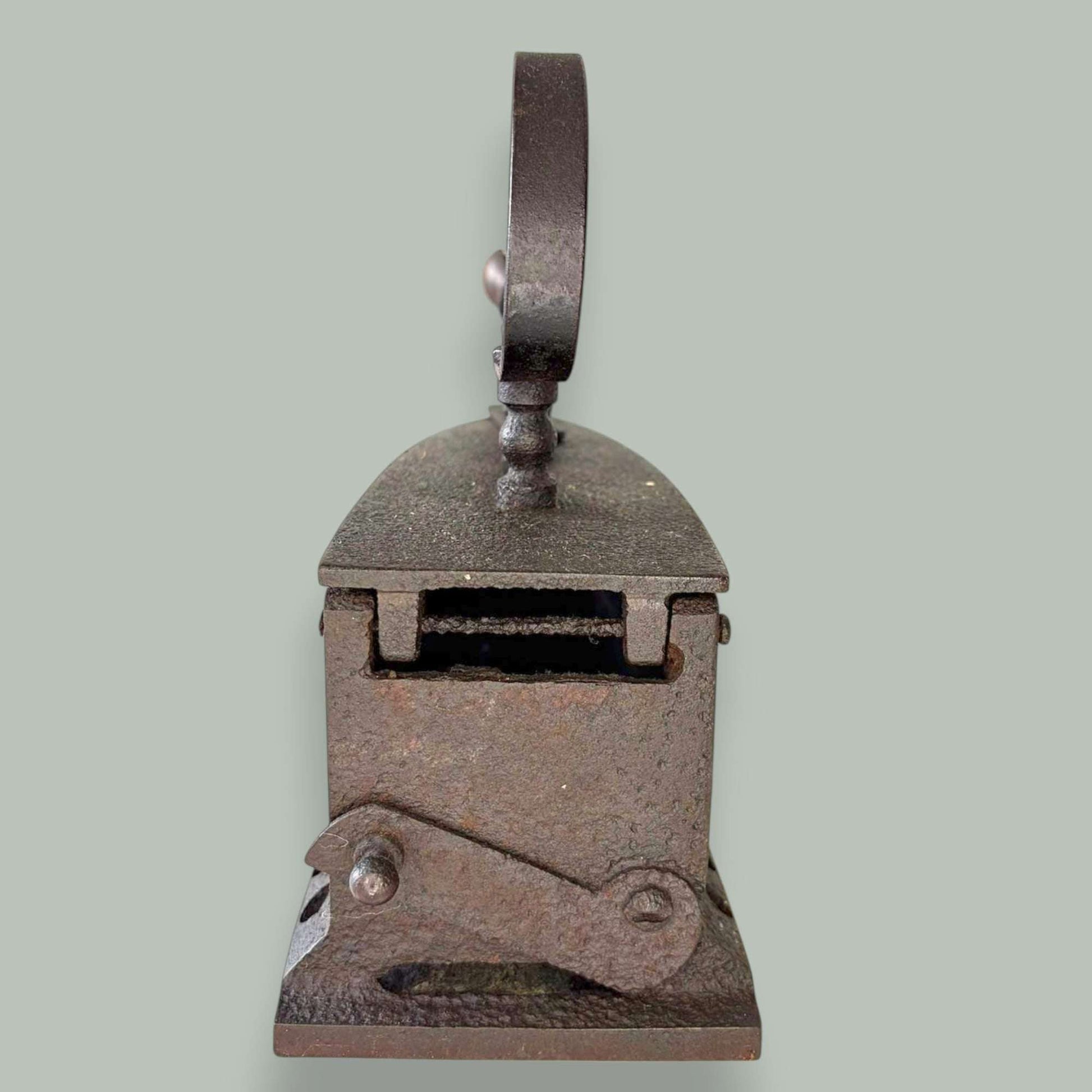 
Esta Plancha no es solo un objeto antiguo, es un símbolo de otra época, ideal para quienes buscan piezas únicas, limitadas y con alma.