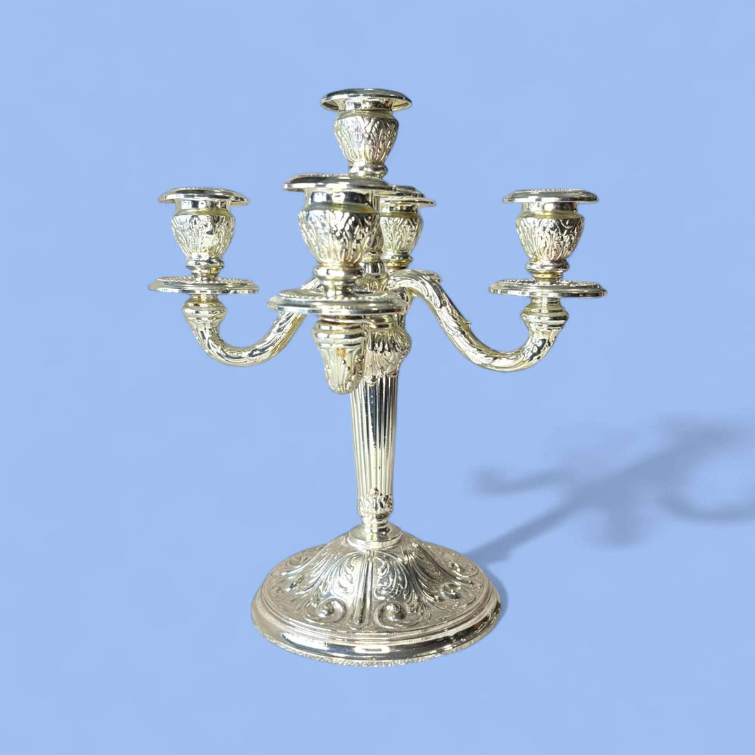 Con medidas de 19,5 x 19,5 x H27,5 cm cada uno, estos Candelabros presentan una composición de cinco luces, con un brazo central elevado y cuatro brazos curvos laterales de gran equilibrio ornamental. 