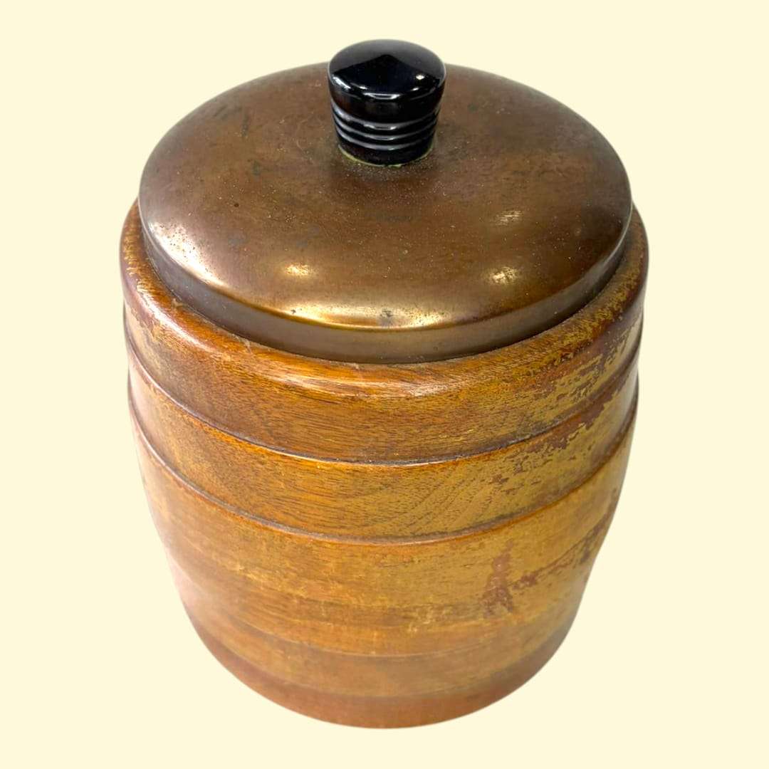 Esta Cigarrera antigua es una pieza decorativa y funcional que transmite autenticidad desde el primer vistazo. 