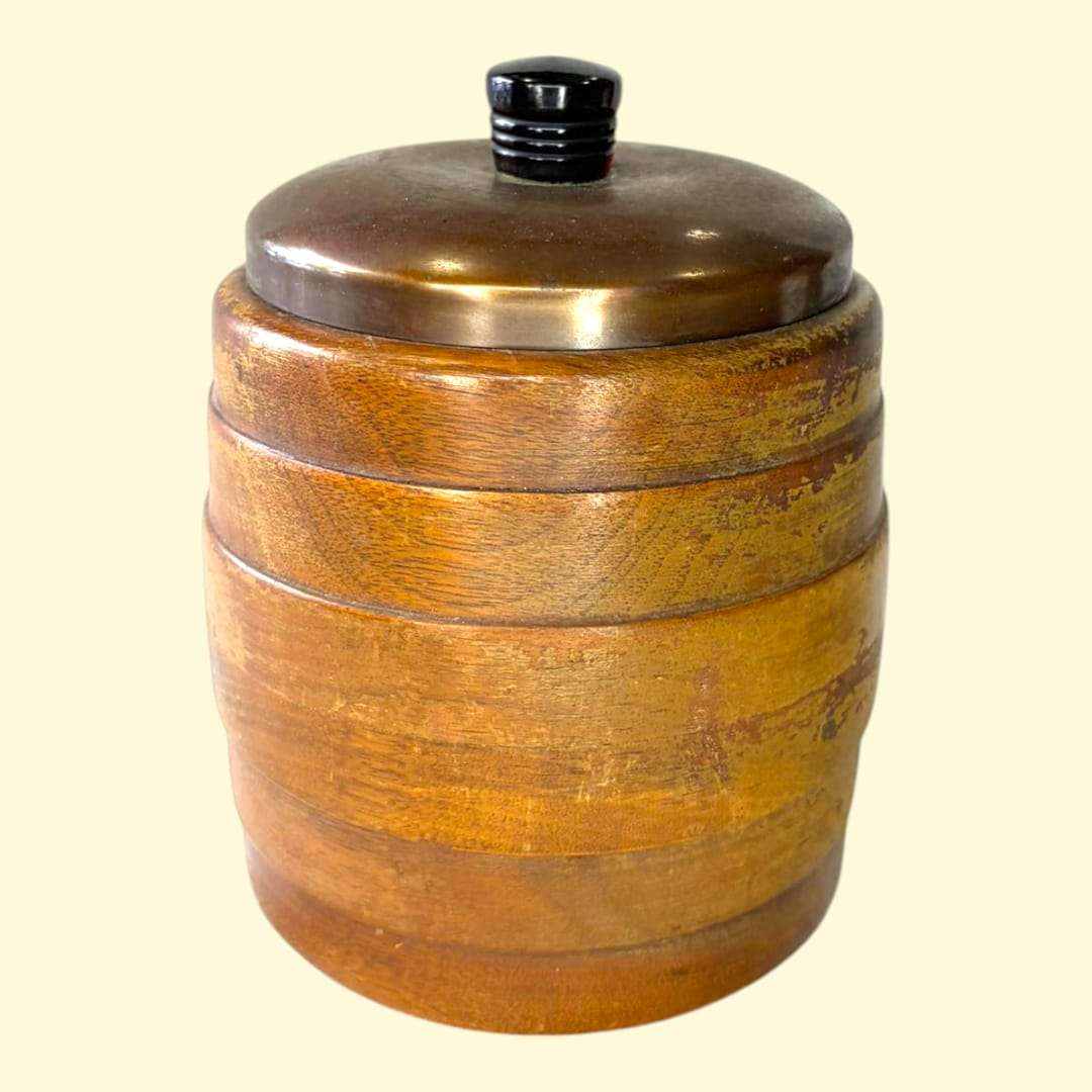 Esta Cigarrera antigua es una pieza decorativa y funcional que transmite autenticidad desde el primer vistazo. 