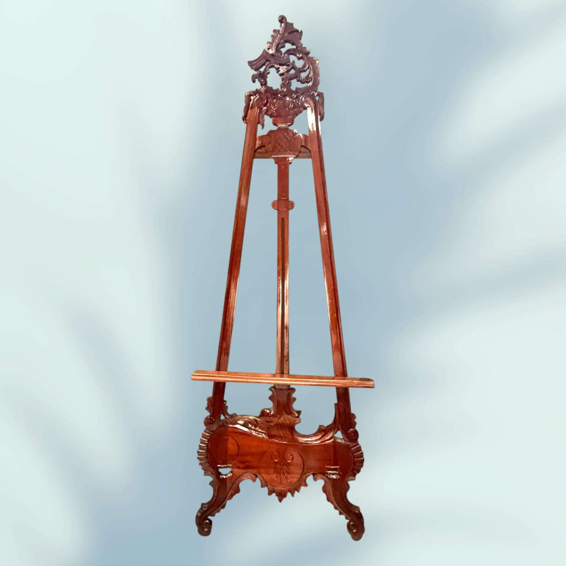 El Atril es una pieza concebida originalmente para sostener libros, partituras o documentos durante su lectura o exposición, siendo muy utilizado en ámbitos religiosos, musicales o académicos. 