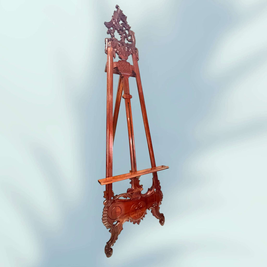 El Atril es una pieza concebida originalmente para sostener libros, partituras o documentos durante su lectura o exposición, siendo muy utilizado en ámbitos religiosos, musicales o académicos. 