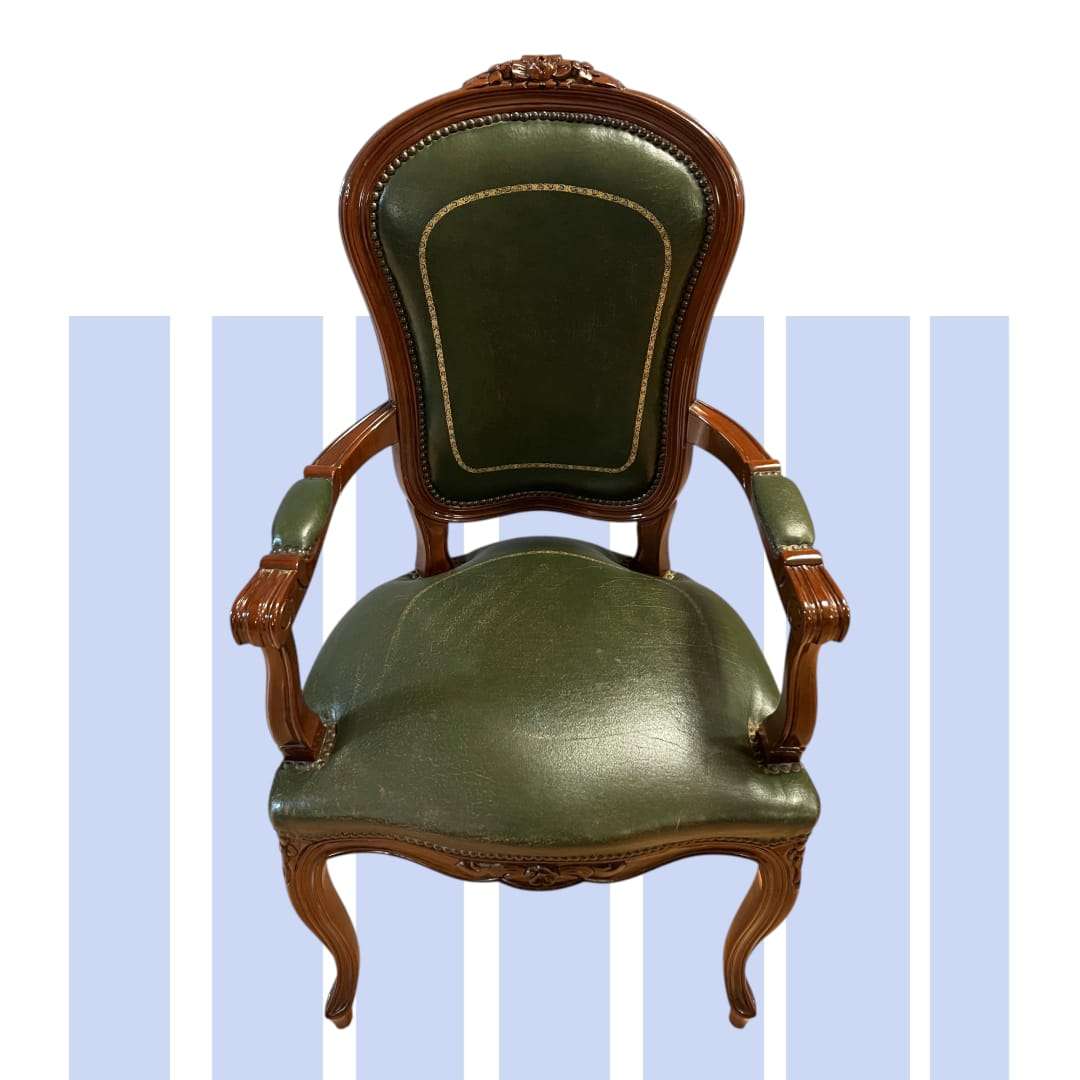 Además de su función original como asiento de escritorio, este Sillón hoy resulta ideal como pieza decorativa en un despacho elegante, una librería, una recepción o incluso un dormitorio con gusto clásico.
