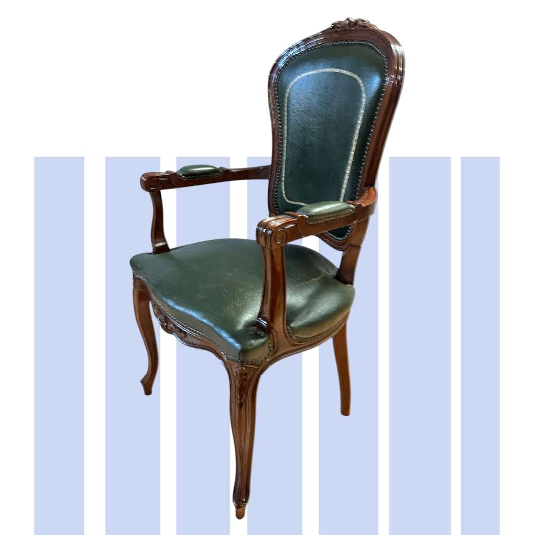 Además de su función original como asiento de escritorio, este Sillón hoy resulta ideal como pieza decorativa en un despacho elegante, una librería, una recepción o incluso un dormitorio con gusto clásico.
