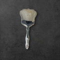En las imágenes se aprecia un conjunto de líneas suaves y refinadas, con perfiles ondulados y un diseño armonioso en todas sus piezas.