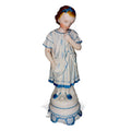  La porcelana presenta una paleta muy atractiva en blanco y azul, con detalles pintados a mano que refuerzan su encanto: zapatos azules intensos, cenefas finas en el borde de las vestiduras, pequeños motivos florales y bases decoradas con un remate azul ondulado que aporta personalidad al conjunto.