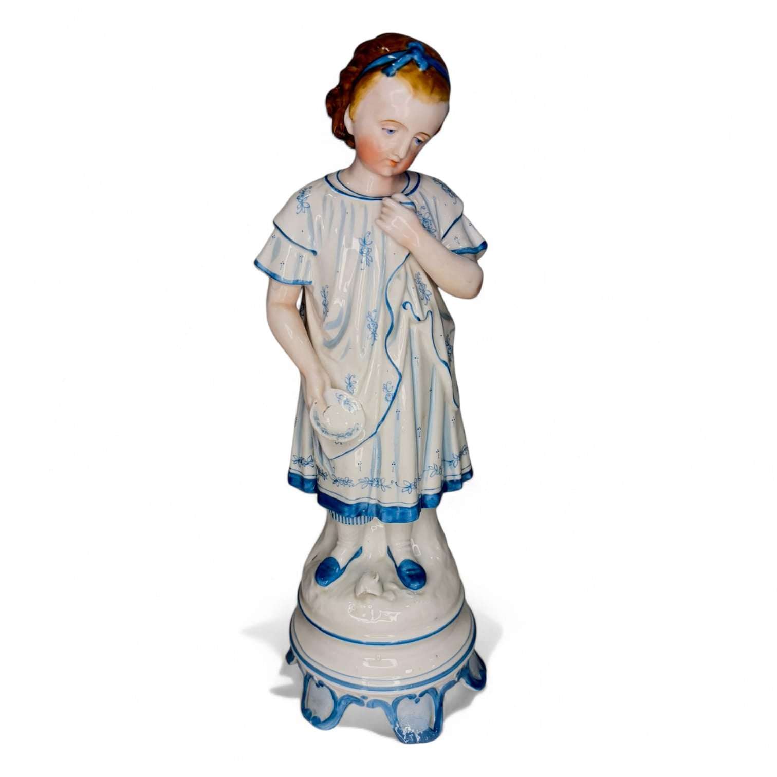  La porcelana presenta una paleta muy atractiva en blanco y azul, con detalles pintados a mano que refuerzan su encanto: zapatos azules intensos, cenefas finas en el borde de las vestiduras, pequeños motivos florales y bases decoradas con un remate azul ondulado que aporta personalidad al conjunto.