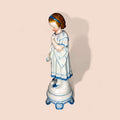Uno de los grandes valores de estas Figuras es su equilibrio entre ternura temática y refinamiento formal. La escena no resulta recargada: al contrario, transmite serenidad, inocencia y una elegancia muy propia de la porcelana decorativa europea.