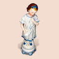 Uno de los grandes valores de estas Figuras es su equilibrio entre ternura temática y refinamiento formal. La escena no resulta recargada: al contrario, transmite serenidad, inocencia y una elegancia muy propia de la porcelana decorativa europea.