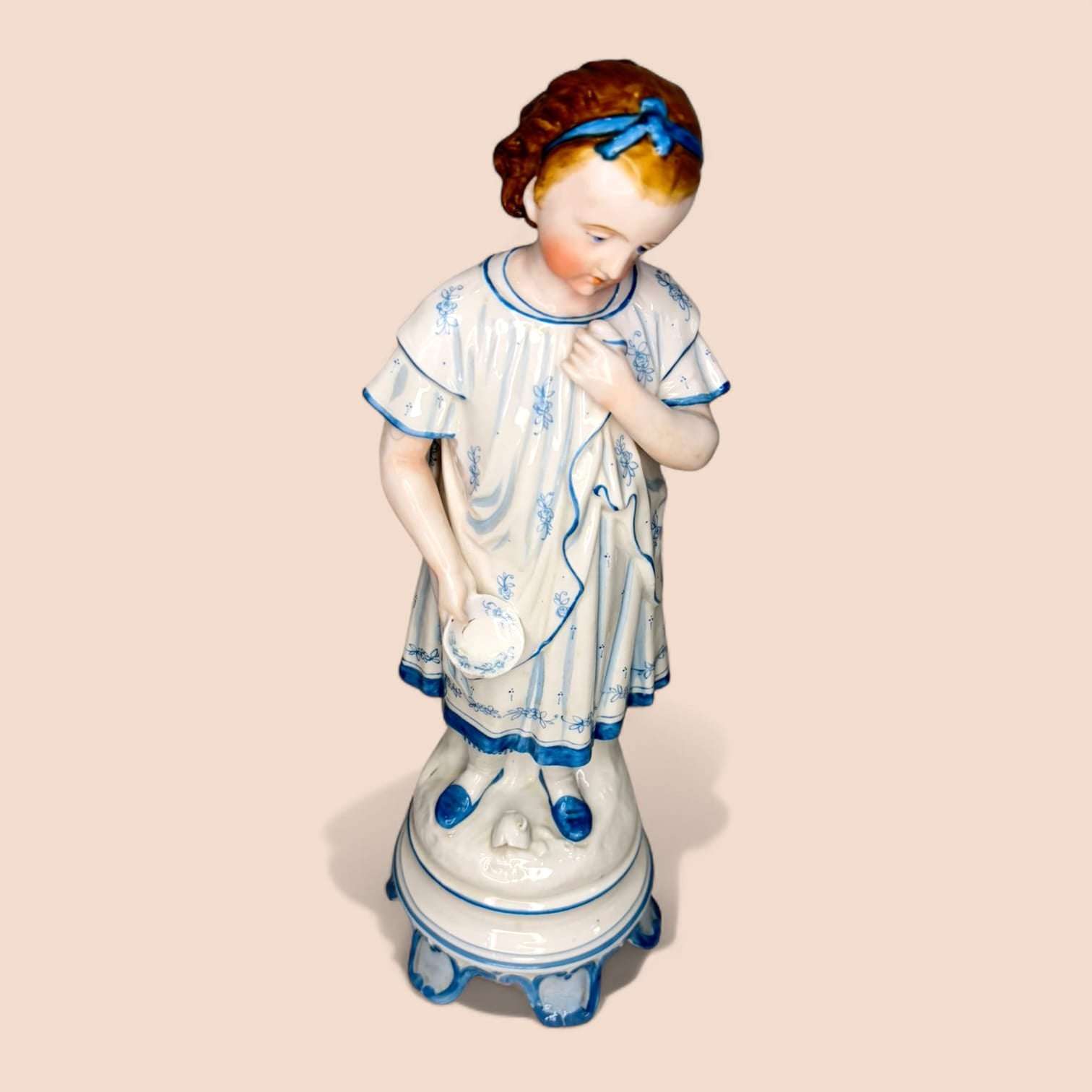 Uno de los grandes valores de estas Figuras es su equilibrio entre ternura temática y refinamiento formal. La escena no resulta recargada: al contrario, transmite serenidad, inocencia y una elegancia muy propia de la porcelana decorativa europea.