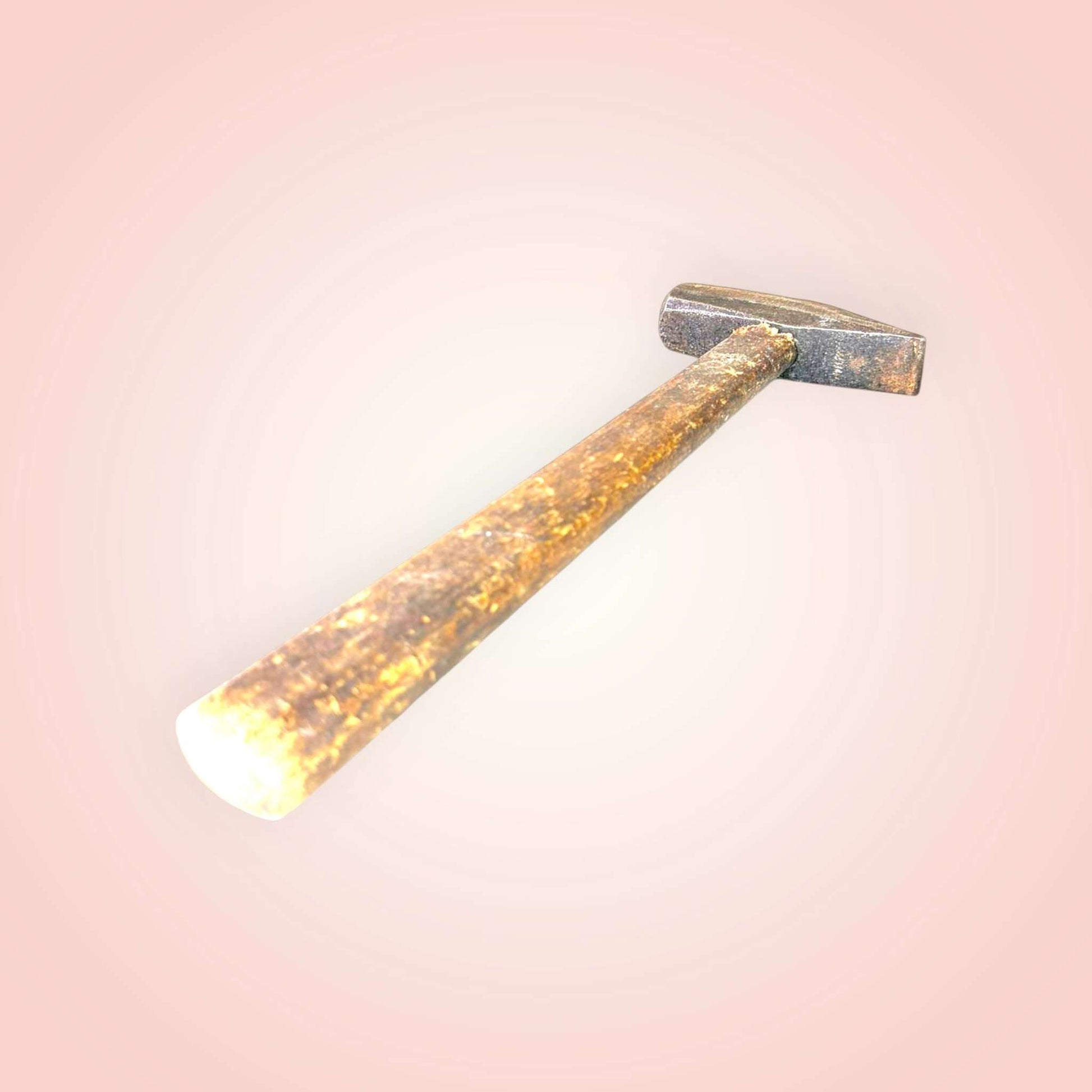 Esa combinación entre metal y madera hace que este&nbsp;Martillo tenga un gran valor estético, porque transmite oficio, memoria y verdad material. 
