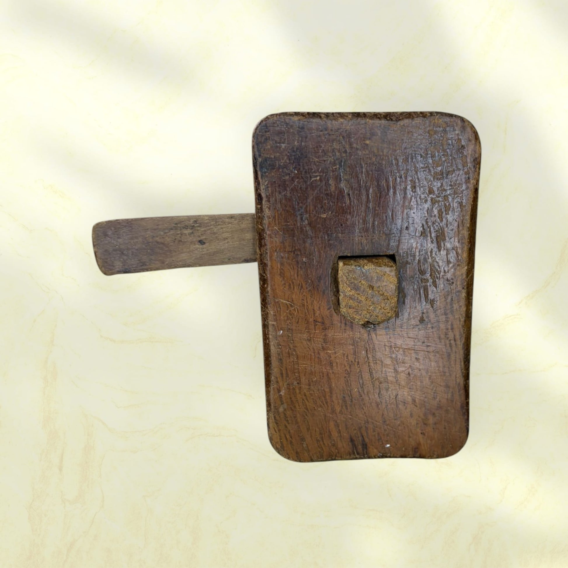 La madera antigua, las huellas del tiempo y la sencillez de su diseño convierten este Gramil en una adquisición única, limitada y muy especial para amantes de la carpintería tradicional y del interiorismo con piezas con pasado.