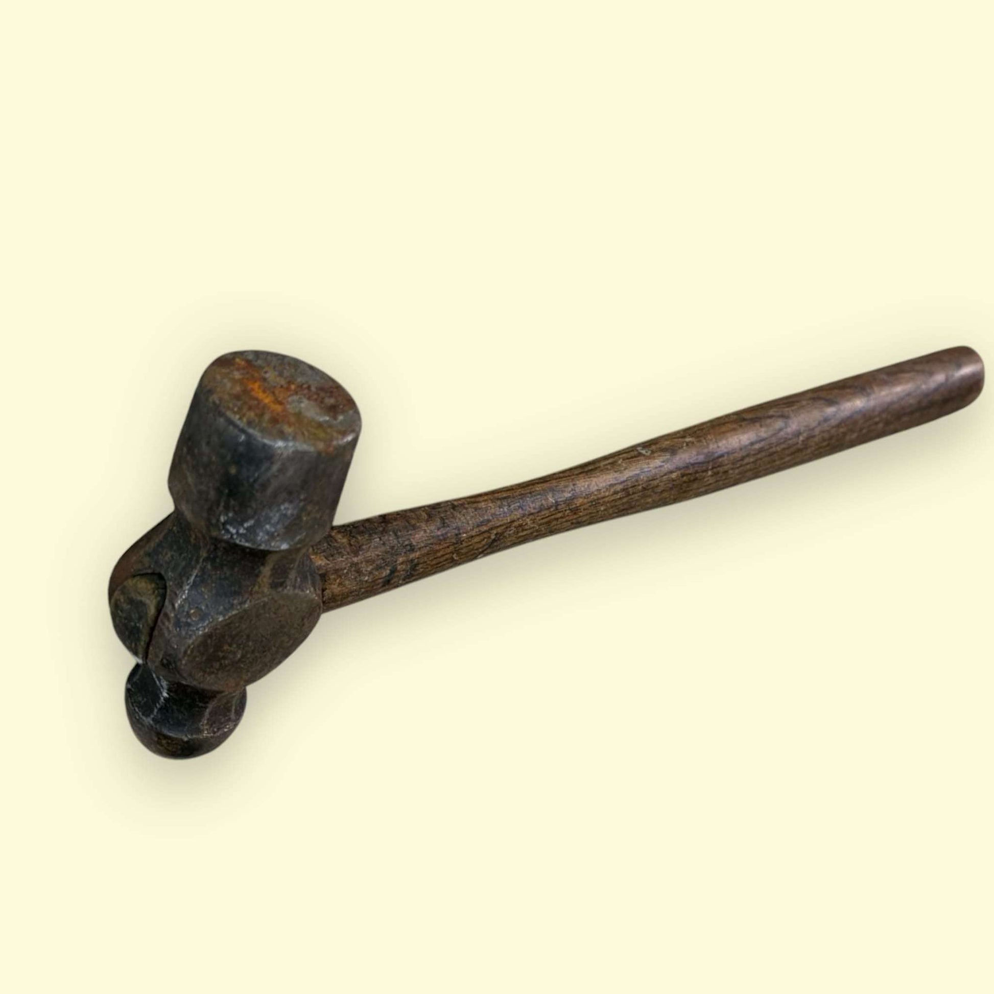 Hoy en día, este&nbsp;martillo de bola no solo conserva su funcionalidad original, sino que también se ha convertido en un objeto decorativo perfecto para espacios industriales, talleres, vitrinas o ambientes con estética vintage.