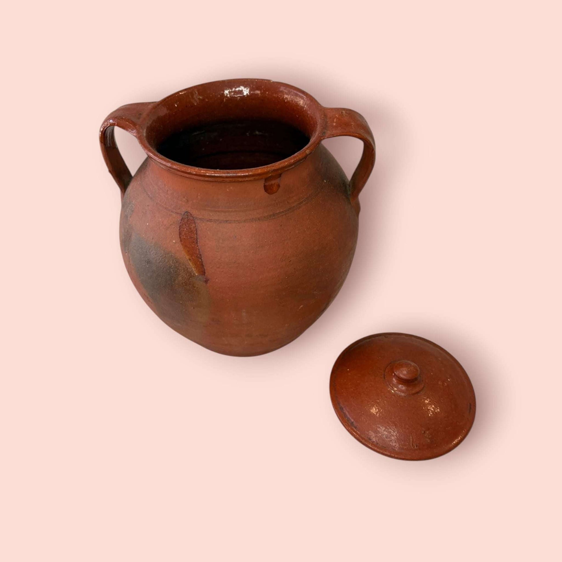  Se aprecia claramente la textura mate y terrosa del barro cocido, junto con zonas de oscurecimiento y marcas de cocción que refuerzan su singularidad visual.