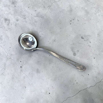 Este Cazo se caracteriza por su equilibrio entre diseño funcional y estética clásica. 