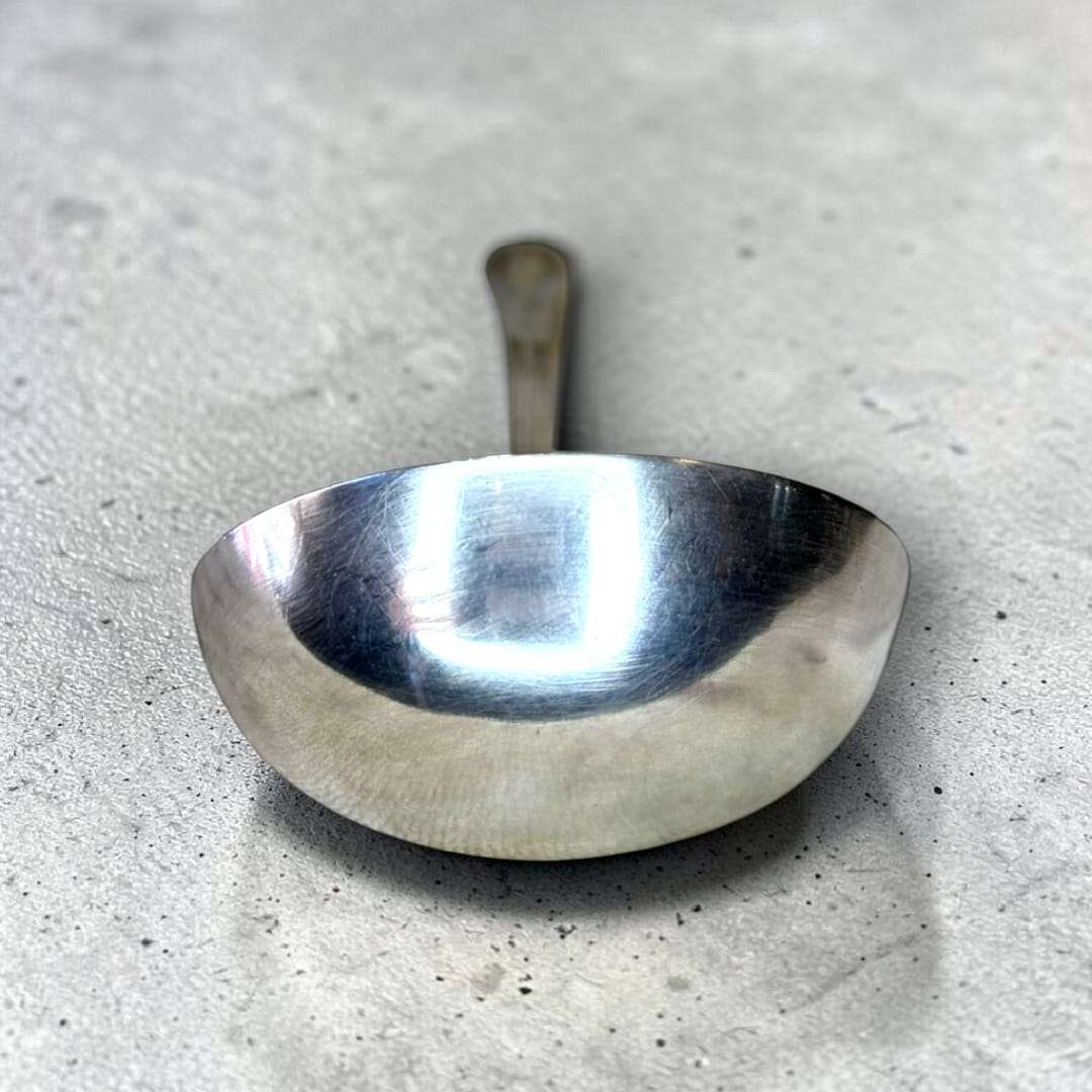 Su brillo plateado, sus proporciones y su acabado hacen de esta pieza una opción ideal tanto para uso como para decoración. 