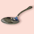 Este Cucharón&nbsp;antigua de metal plateado es una pieza de servicio con una estética refinada y una presencia clásica que encaja tanto en una mesa elegante como en una colección de cubertería antigua. 