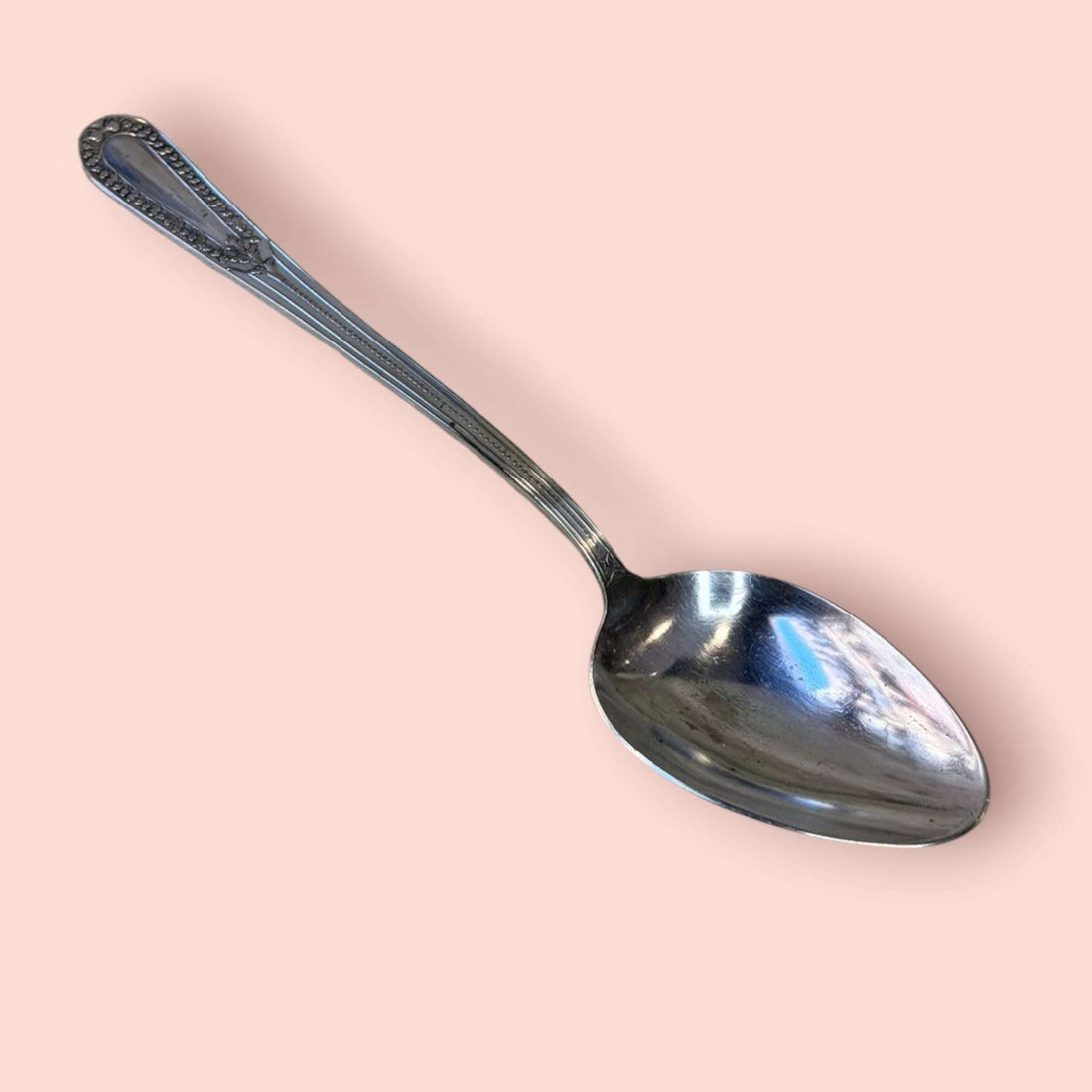  Gracias a su formato alargado, resulta práctica para trasladar el alimento desde la fuente al plato con comodidad y precisión.