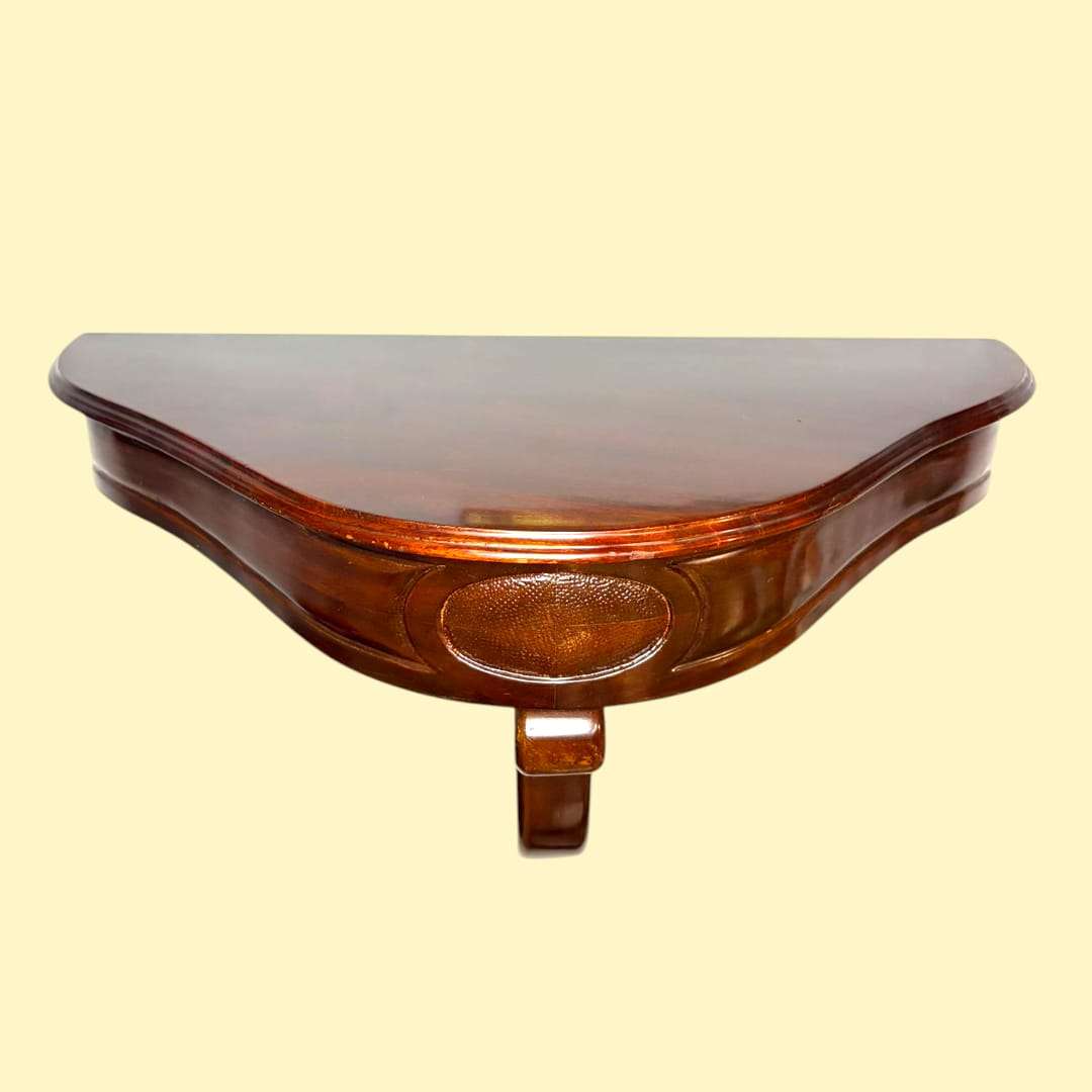  Esta Esquinera antigua de caoba es una pieza pensada para aprovechar el ángulo de una pared con elegancia, aportando a la vez apoyo decorativo y un acabado visual mucho más refinado. 