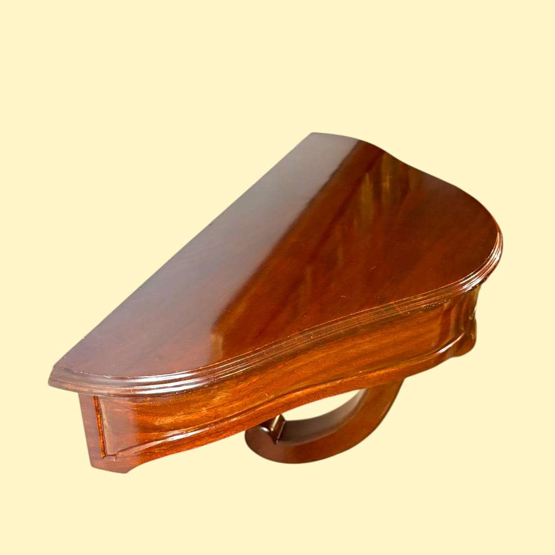  Esta Esquinera antigua de caoba es una pieza pensada para aprovechar el ángulo de una pared con elegancia, aportando a la vez apoyo decorativo y un acabado visual mucho más refinado. 