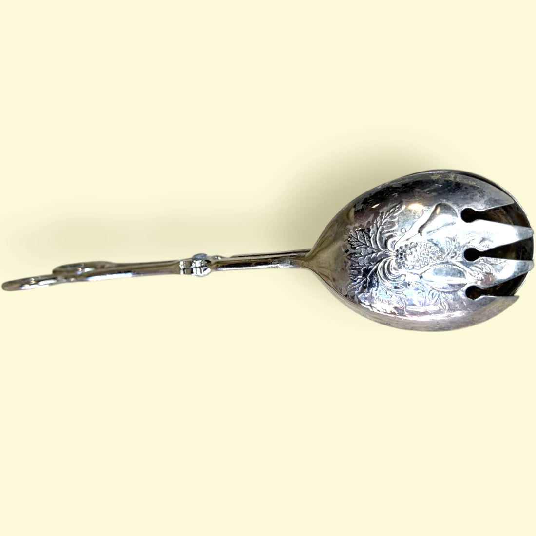 Estas Pinzas antiguas de metal plateado son una pieza de mesa con gran atractivo visual y una funcionalidad clásica que sigue siendo vigente. 