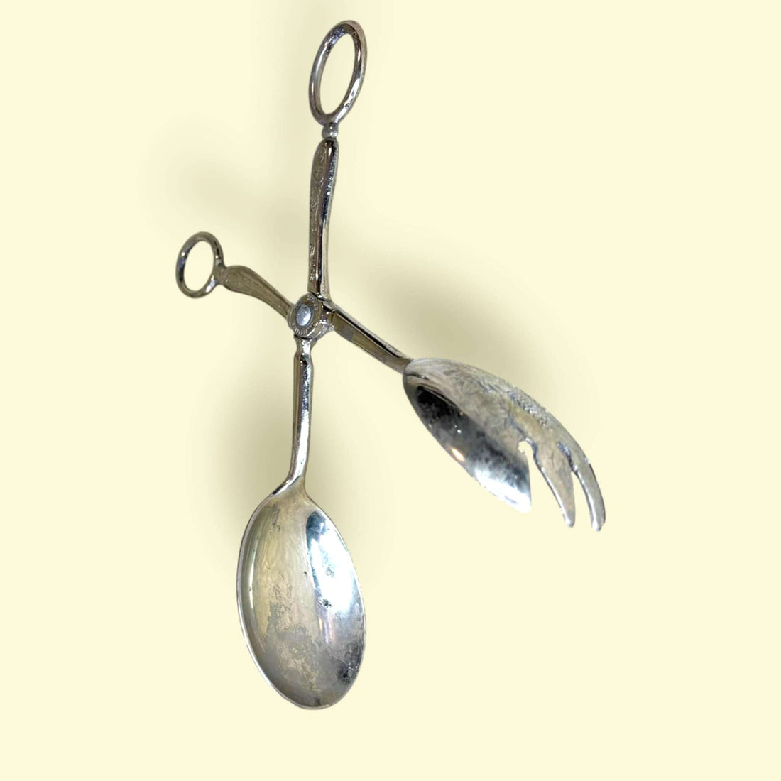 Estas Pinzas antiguas de metal plateado son una pieza de mesa con gran atractivo visual y una funcionalidad clásica que sigue siendo vigente. 