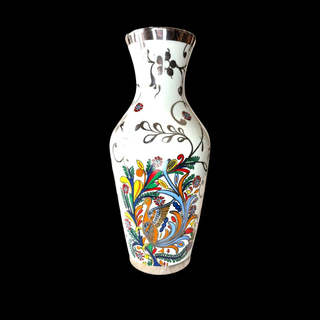 Este Florero presenta una forma de cuello estrecho y cuerpo suavemente abombado, ideal para estilizar ramos pequeños o tallos selectos. 