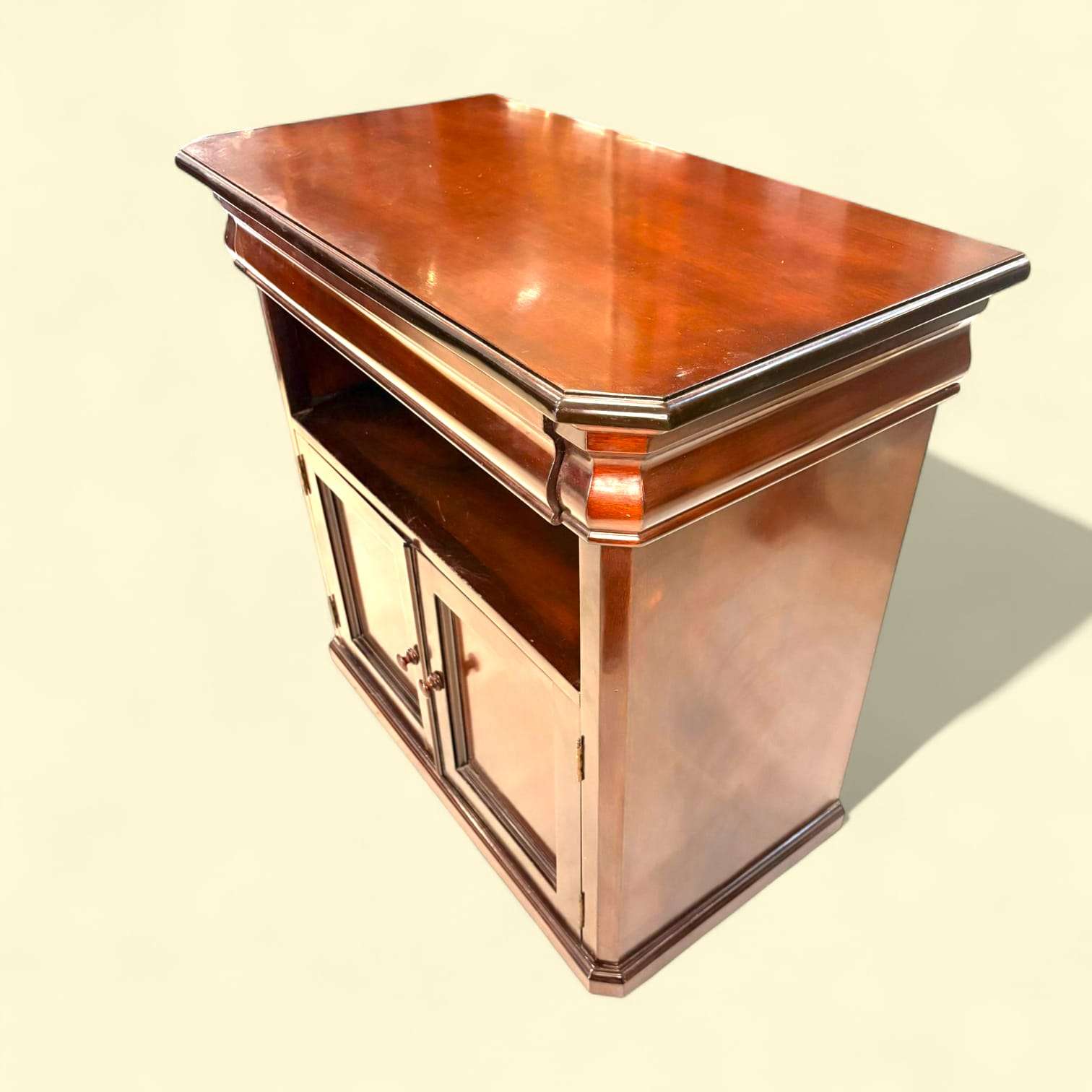 Esta Mesa Tv antigua de caoba es una pieza pensada para aportar orden, elegancia y carácter a la zona de estar. 