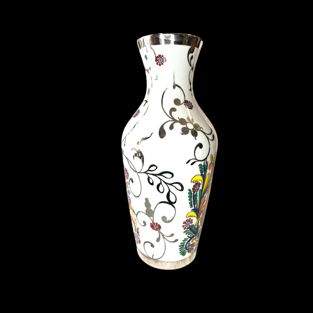 Este Florero presenta una forma de cuello estrecho y cuerpo suavemente abombado, ideal para estilizar ramos pequeños o tallos selectos. 